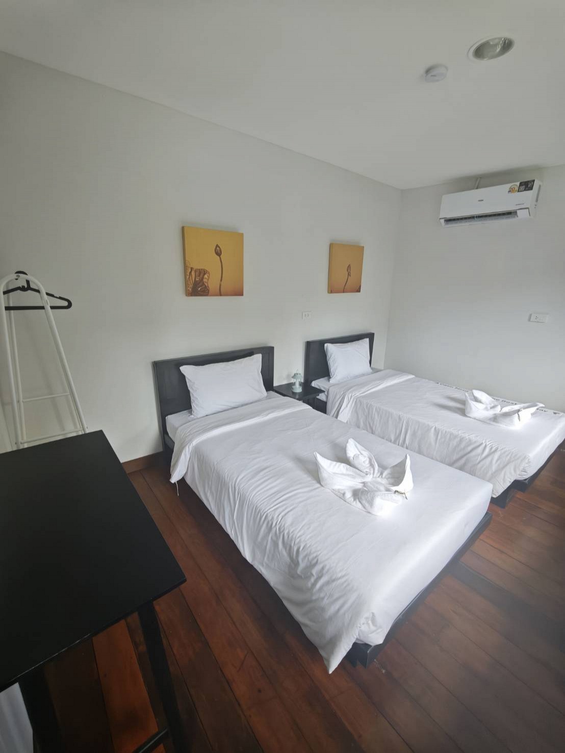 Twin Room (Separate Shower, Shared Toilet) – Room Only