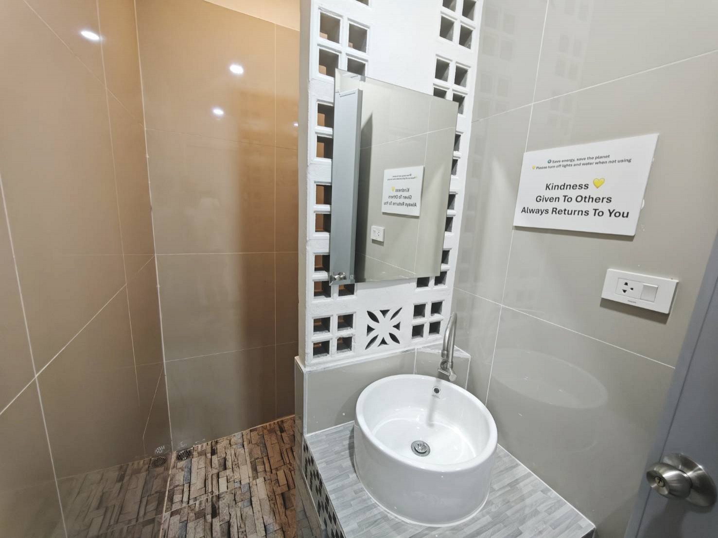 Twin Room (Separate Shower, Shared Toilet) – Room Only